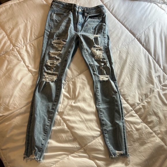 American Eagle women’s light washed ripped jeans - Picture 2 of 4